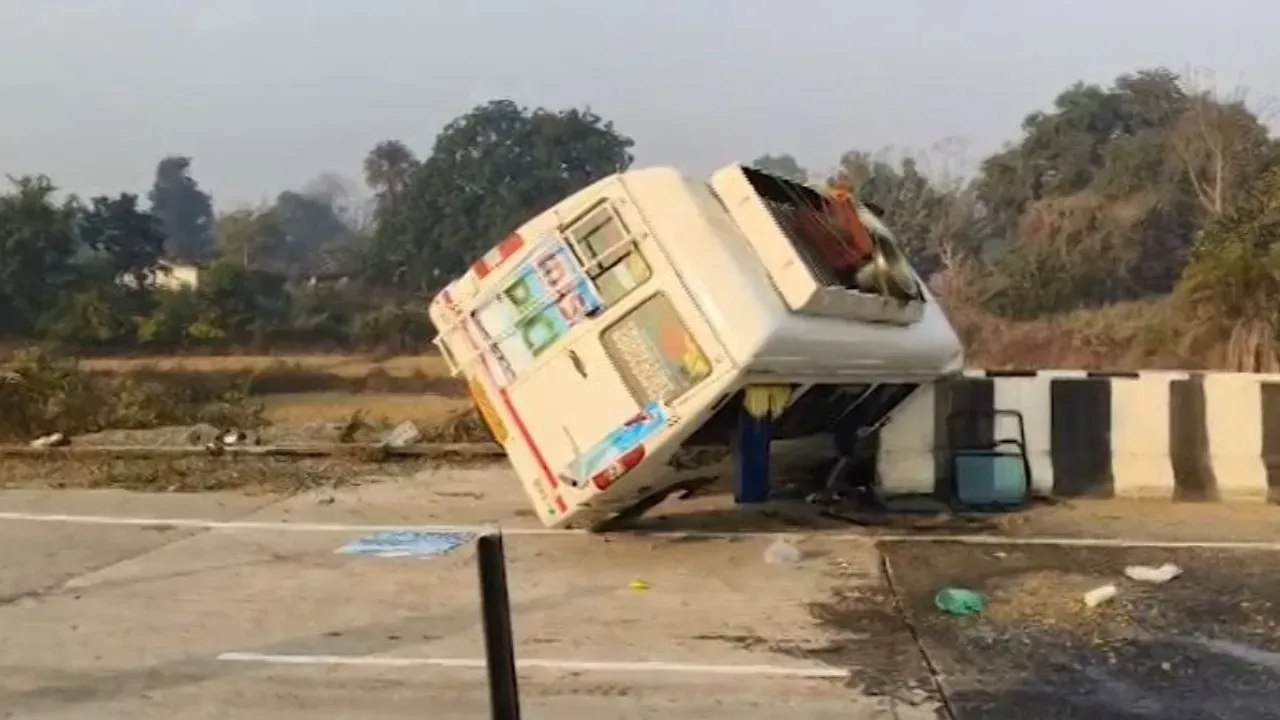 Tourist vehicle overturns on Sambalpur–Rairakhol road, over 10 injured