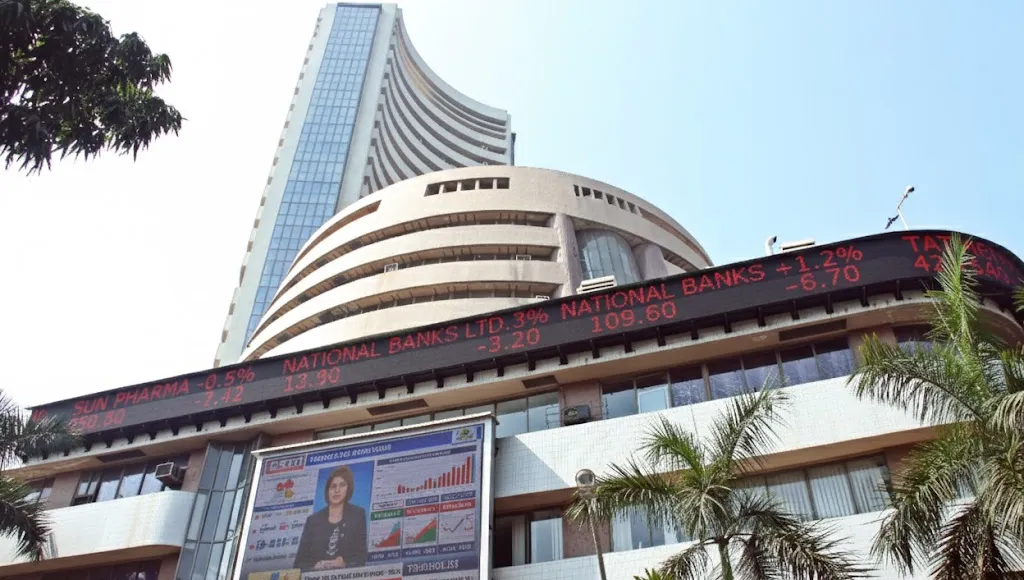 Early trade sees stock markets dip amid heavy selling in Reliance Industries, HDFC Bank